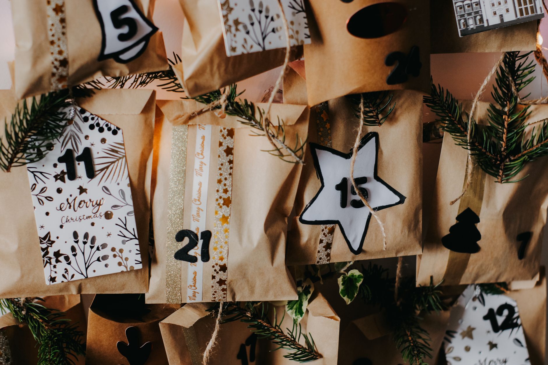 Calendrier de l'Avent fait main en pochettes kraft numérotées, avec des branches de sapin