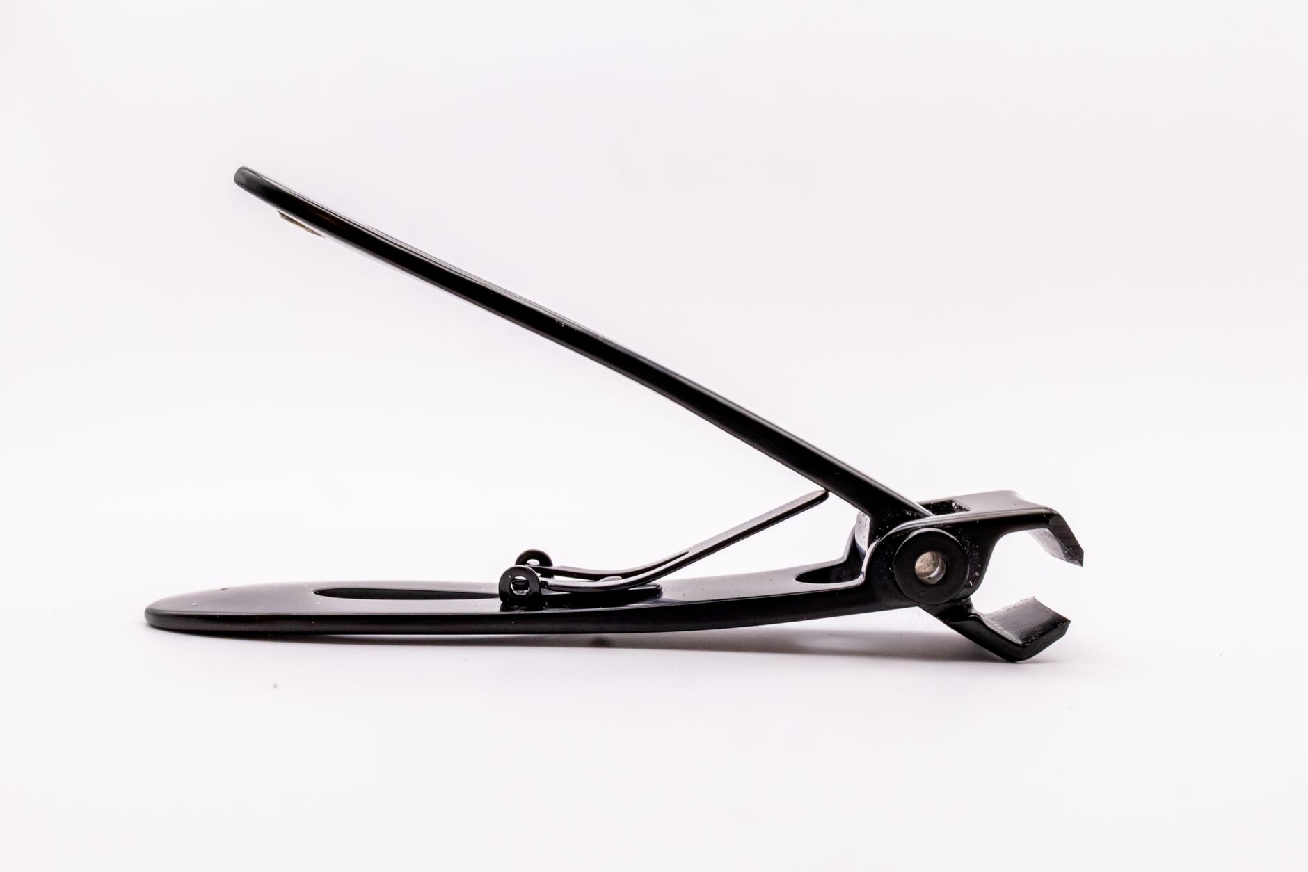 Un coupe-ongles noir professionnel posé sur un fond blanc.